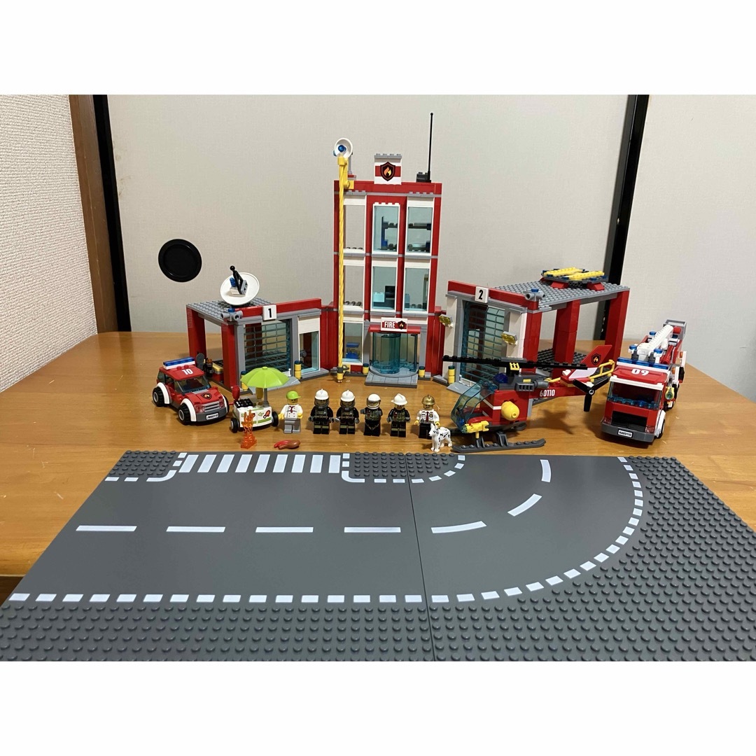 Lego(レゴ)のLEGO レゴシティ 60110 消防署　7281ロードプレート T字路+カーブ キッズ/ベビー/マタニティのおもちゃ(積み木/ブロック)の商品写真