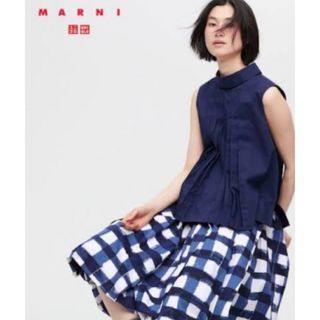 ユニクロ(UNIQLO)の☆新品タグ付☆ ユニクロ　UNIQLO MARNI タックブラウス　ネイビー　M(シャツ/ブラウス(半袖/袖なし))