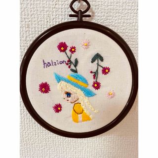 刺繍枠飾り　ハルジオンと女の子(その他)