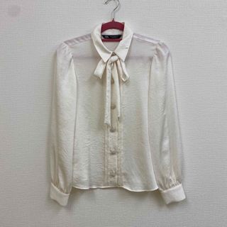 ザラ(ZARA)の【ZARA】パール　ビジューボタン　ボウタイ付き　ブラウス(シャツ/ブラウス(長袖/七分))