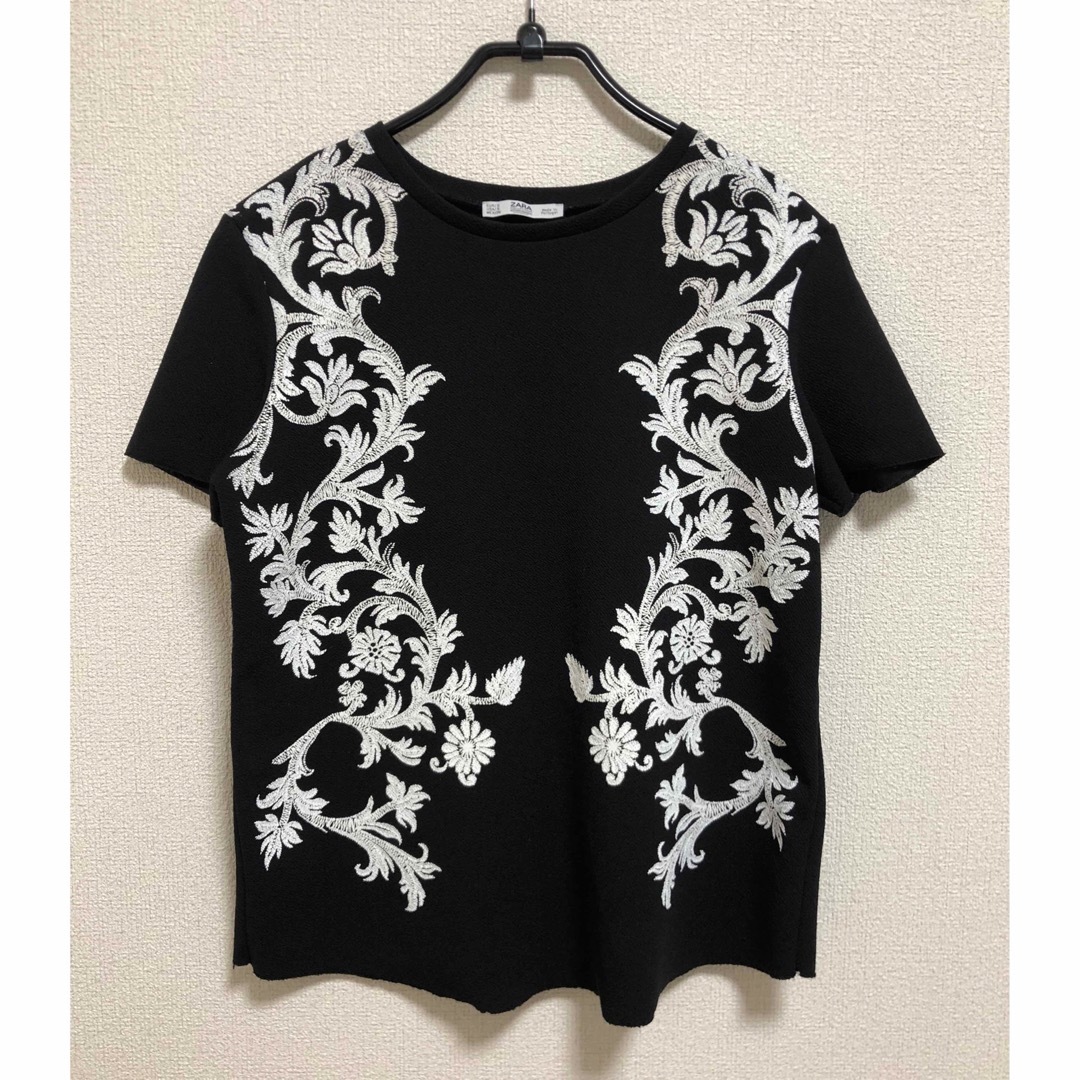 ZARA(ザラ)のZARA　刺繍　半袖　フラワー　花 レディースのトップス(Tシャツ(半袖/袖なし))の商品写真