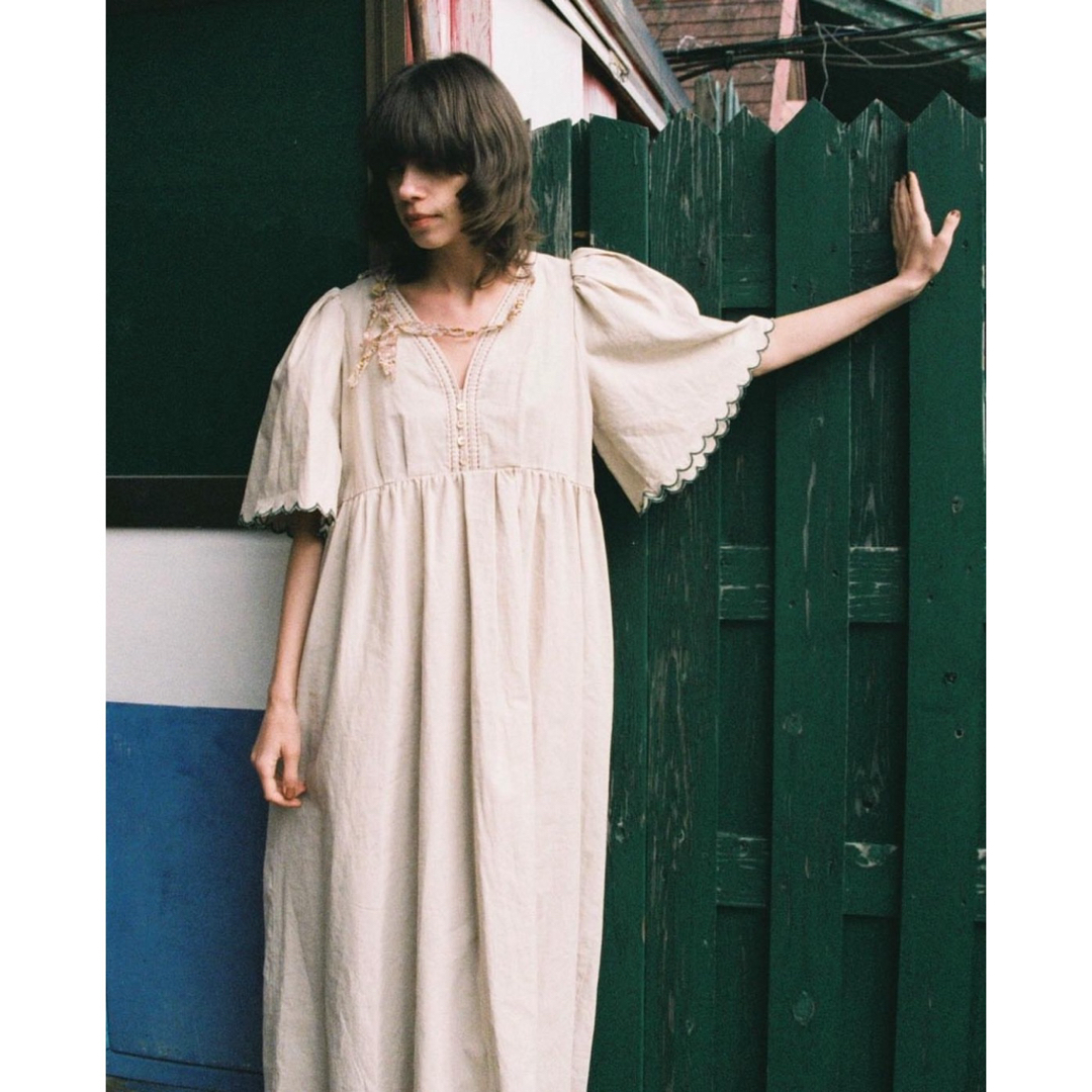 Ameri VINTAGE(アメリヴィンテージ)のSOLOV / EMBROIDERY LINEN DRESS ロングワンピース レディースのワンピース(ロングワンピース/マキシワンピース)の商品写真