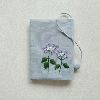 文庫本刺繍のブックカバー　ガクアジサイ(ブックカバー)