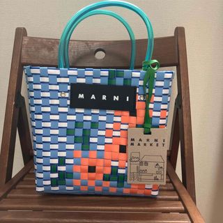 マルニ(Marni)のかわいい❤️MARNIMARKETブルーお花バッグ(かごバッグ/ストローバッグ)