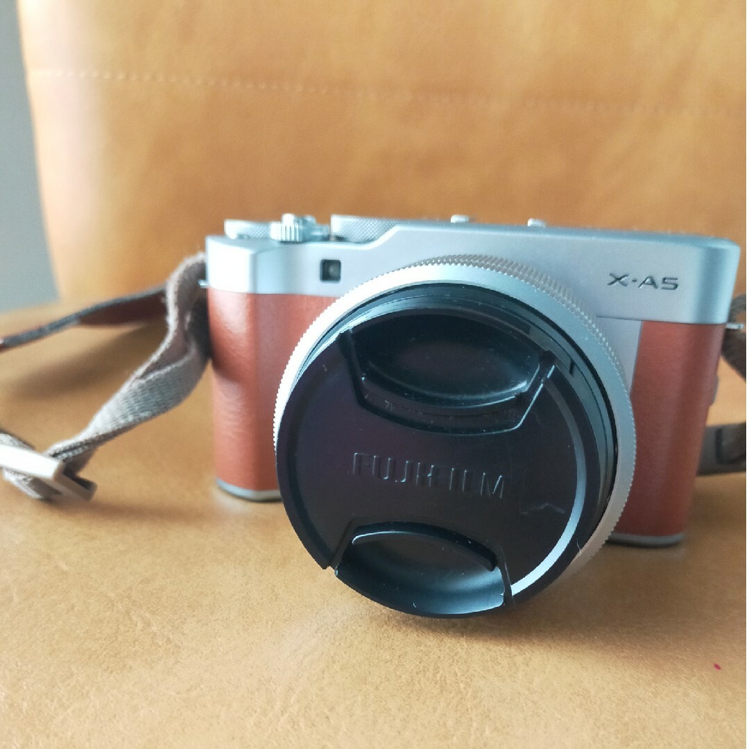 富士フイルム(フジフイルム)のFUJI FILM X-A5 ミラーレス一眼レンズキット BROWN スマホ/家電/カメラのカメラ(ミラーレス一眼)の商品写真