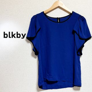 ブラックバイマウジー(BLACK by moussy)のblkby ブラック　マウジー　ブラウス 青 ブルー　半袖 フリル(シャツ/ブラウス(半袖/袖なし))