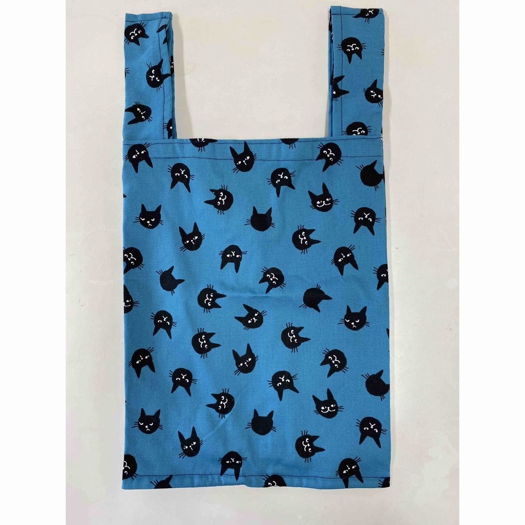ハンドメイド　エコバッグ　コンビニサイズ　黒猫柄　水色 レディースのバッグ(エコバッグ)の商品写真