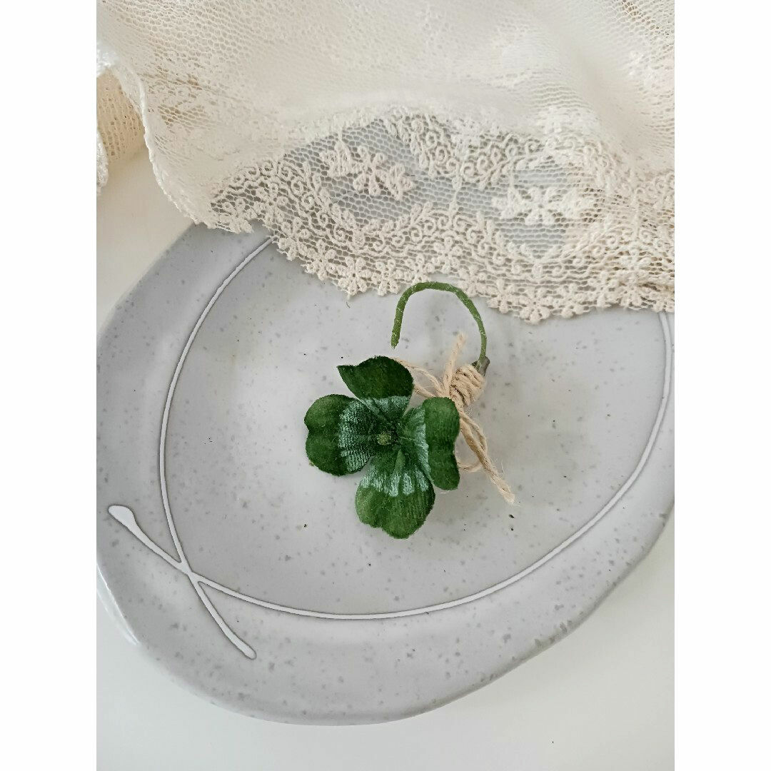 染め布花＊四つ葉のクローバーのコサージュ ハンドメイドのアクセサリー(コサージュ/ブローチ)の商品写真