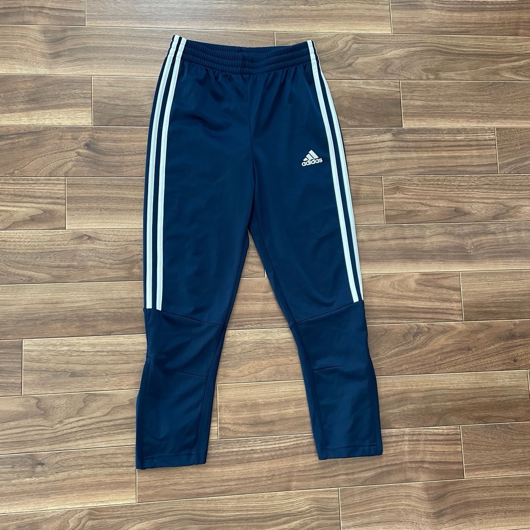 adidas(アディダス)のadidas アディダス　ネイビー　ジャージ　ズボン　140 キッズ/ベビー/マタニティのキッズ服男の子用(90cm~)(パンツ/スパッツ)の商品写真