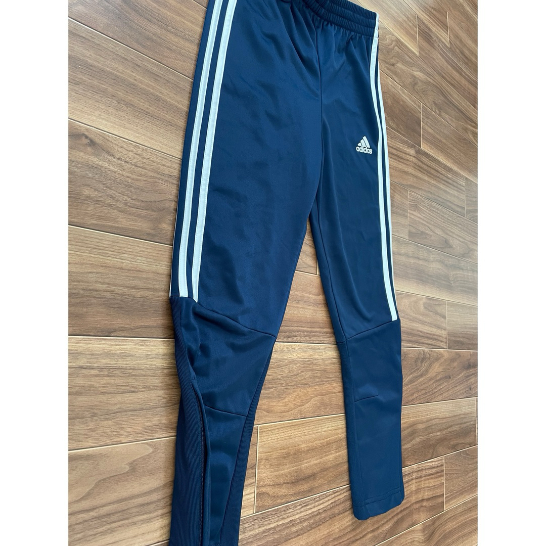 adidas(アディダス)のadidas アディダス　ネイビー　ジャージ　ズボン　140 キッズ/ベビー/マタニティのキッズ服男の子用(90cm~)(パンツ/スパッツ)の商品写真