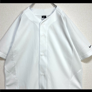 ナイキ(NIKE)のNIKE ベースボールシャツ ホワイト スウッシュ 袖ロゴ刺繍 ゆるだぼ(シャツ)