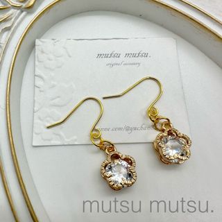 キュービックジルコニアおはなピアス(ピアス)