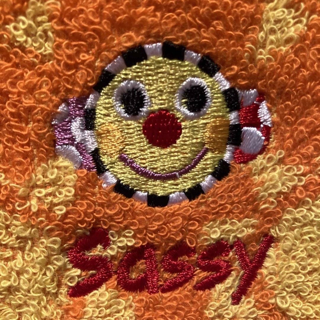 新品未使用 サジー sassy 綿100％ ハンドタオル 太陽の刺繍 オレンジ インテリア/住まい/日用品の日用品/生活雑貨/旅行(タオル/バス用品)の商品写真