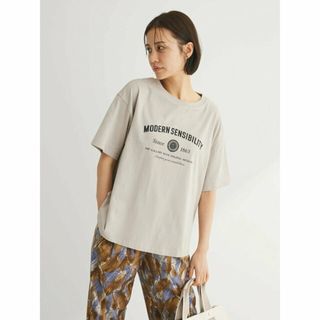 グリーンパークス(green parks)の【グレーベージュ】エンブレムロゴボックスTシャツ 24SS/綿100%/半袖/夏/クルーネック(カットソー(長袖/七分))