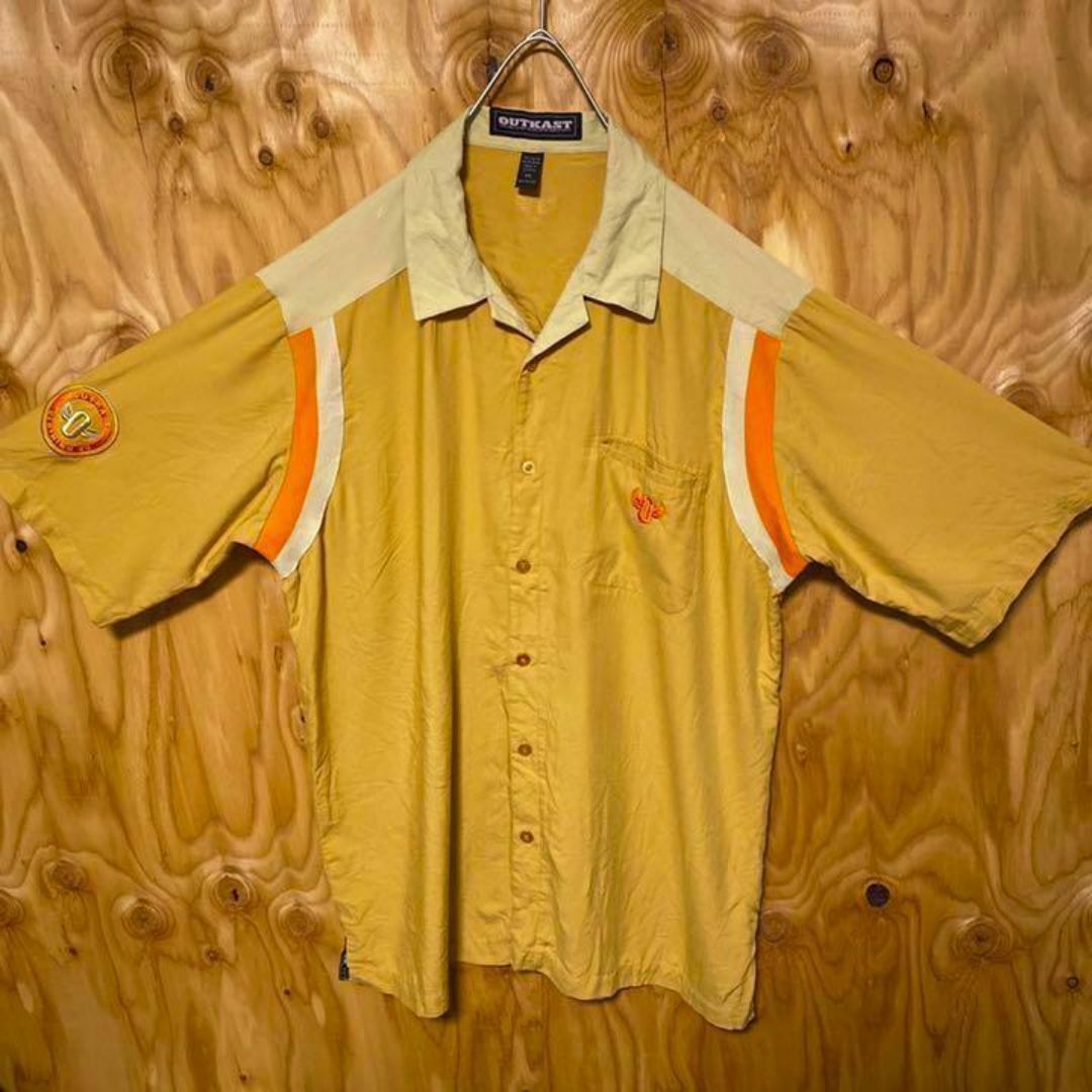 アウトキャスト ロゴ ワッペン ツートン 古着 90s 半袖 ベージュ シャツ メンズのトップス(シャツ)の商品写真