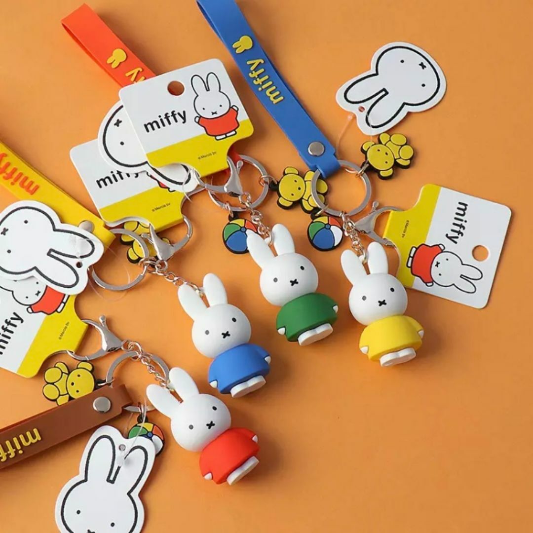 miffy(ミッフィー)のミッフィー　キーホルダー　キーチェーン　miffy 日本未発売【緑色】 エンタメ/ホビーのアニメグッズ(キーホルダー)の商品写真