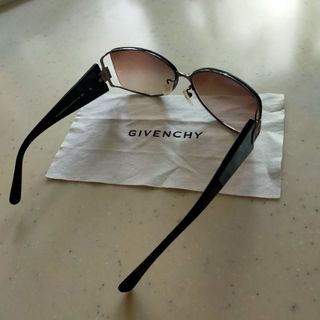 ジバンシィ(GIVENCHY)の『GIVENCHY サングラス スタイリッシュ』 ブラックフレーム 美品(サングラス/メガネ)