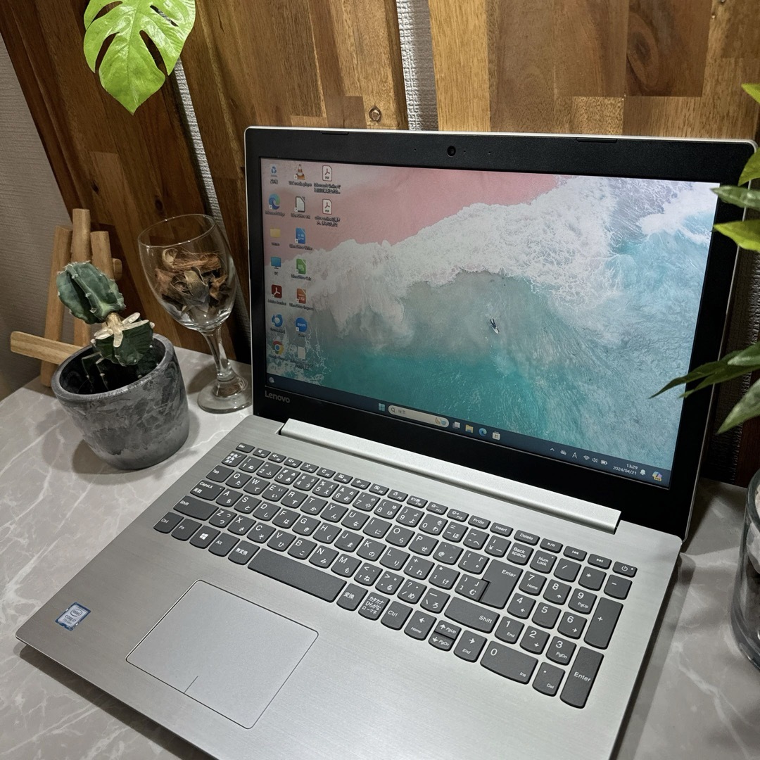 Lenovo(レノボ)の【美品】Lenovo ideapad 320☘️i7第7世代☘️メ8G☘️SSD スマホ/家電/カメラのPC/タブレット(ノートPC)の商品写真