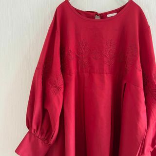 メルロープリュス(merlot plus)のメルロー 刺繍ワンピース バルーンスリーブ 後ろリボン 赤(ひざ丈ワンピース)