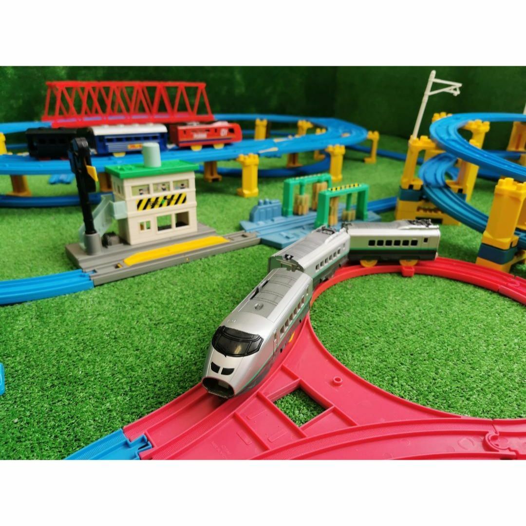 プラレール レイアウト 大きな鉄橋 踏切 Uターンレール 2段 タワー 洗車場 エンタメ/ホビーのおもちゃ/ぬいぐるみ(鉄道模型)の商品写真