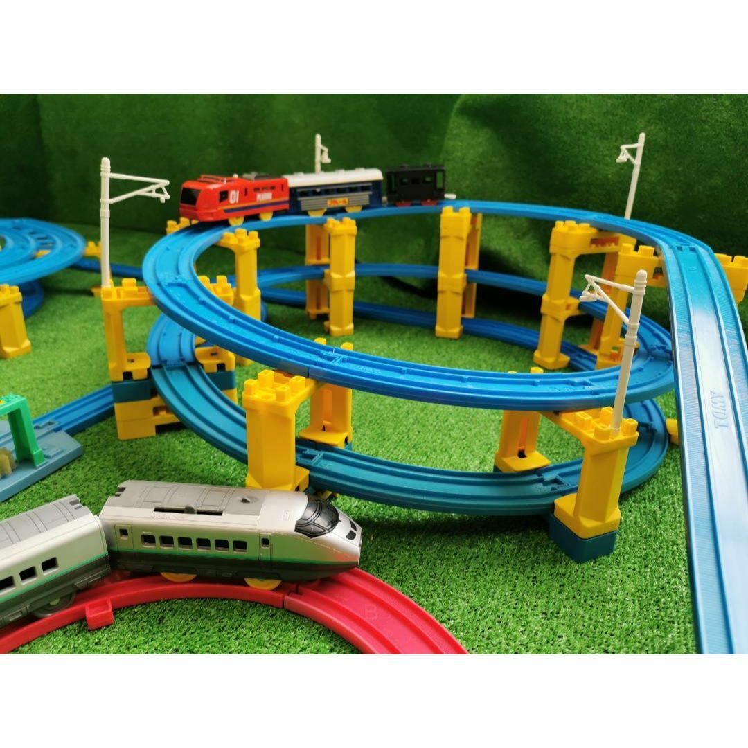 プラレール レイアウト 大きな鉄橋 踏切 Uターンレール 2段 タワー 洗車場 エンタメ/ホビーのおもちゃ/ぬいぐるみ(鉄道模型)の商品写真