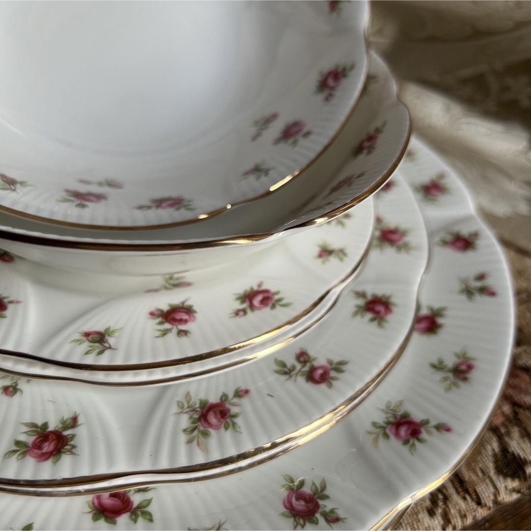 ROYAL ALBERT(ロイヤルアルバート)の英国製 希少 ROYAL ALBERT【ROSALIE】ディナーフルセット ペア インテリア/住まい/日用品のキッチン/食器(食器)の商品写真