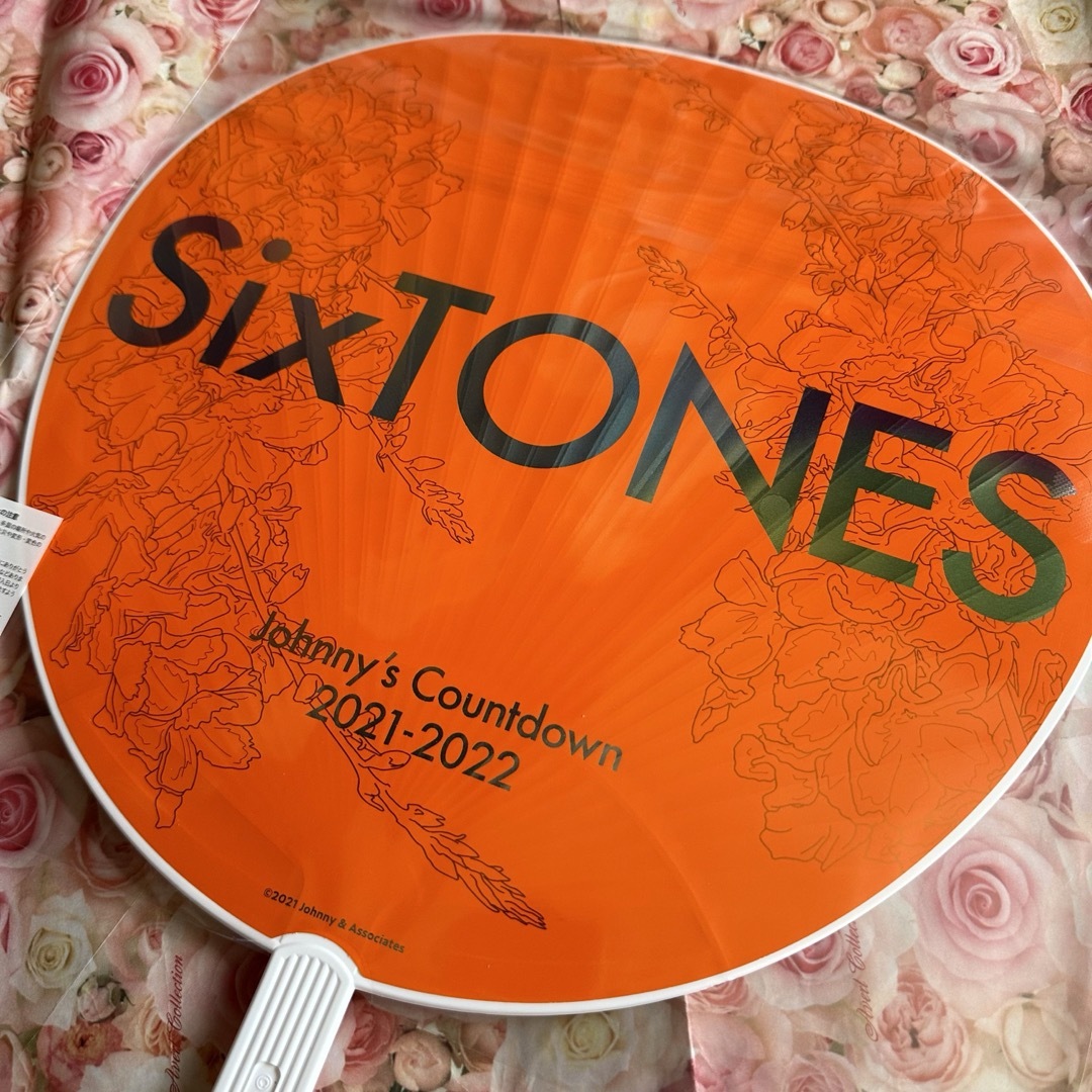 SixTONES(ストーンズ)の新品未開封送料込みSixTONESカウコンうちわ2021-2022 エンタメ/ホビーのタレントグッズ(アイドルグッズ)の商品写真