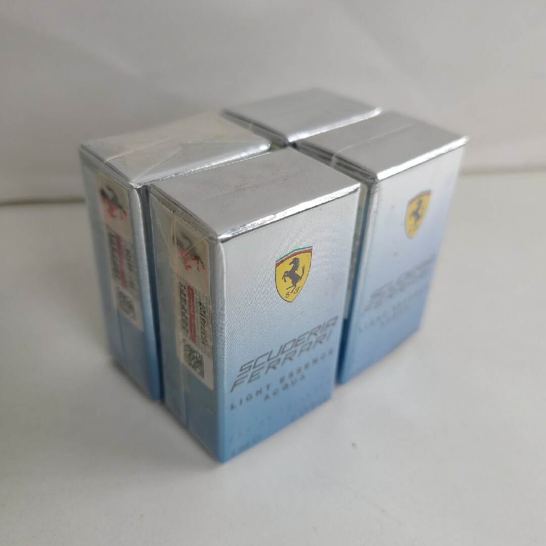 Ferrari(フェラーリ)の新品未開封Ferrari　フェラーリ　ライトエッセンス　アクア　オードトワレ4m コスメ/美容の香水(香水(男性用))の商品写真