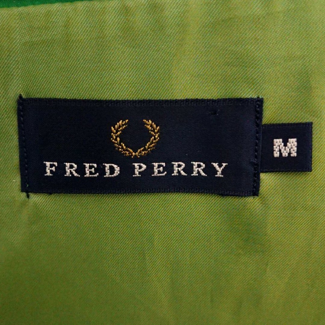 FRED PERRY(フレッドペリー)のフレッドペリー フロント 刺繍 ロゴ ライン アースカラー ナイロンジャケット メンズのジャケット/アウター(ナイロンジャケット)の商品写真