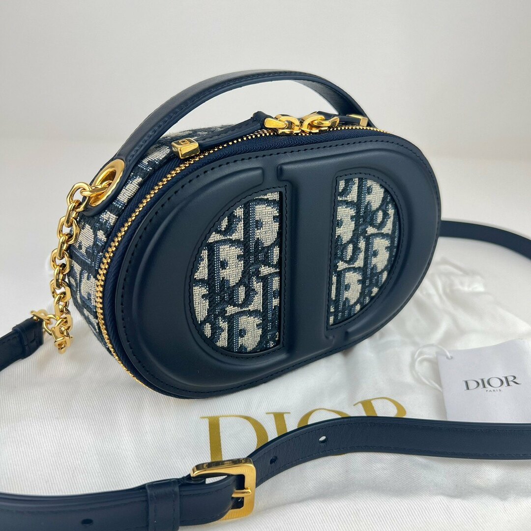 Christian Dior(クリスチャンディオール)の新品未使用 ChristianDior クリスチャンディオール CD Signature CD シグネチャー オーバル カメラバッグ Beige/Navy ベージュ/ネイビー GHW ゴールド金具 キャンバス オブリーク柄 チェーンショルダーバッグ レディースのバッグ(ショルダーバッグ)の商品写真