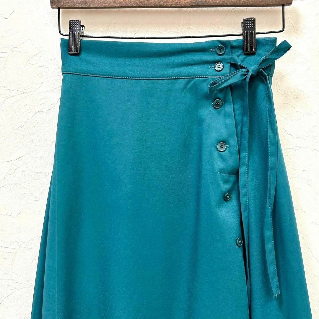clear(クリア)のクリア ミモレ丈 フレアスカート 緑 サイドボタン リボン キレイめ オフィス レディースのスカート(ロングスカート)の商品写真