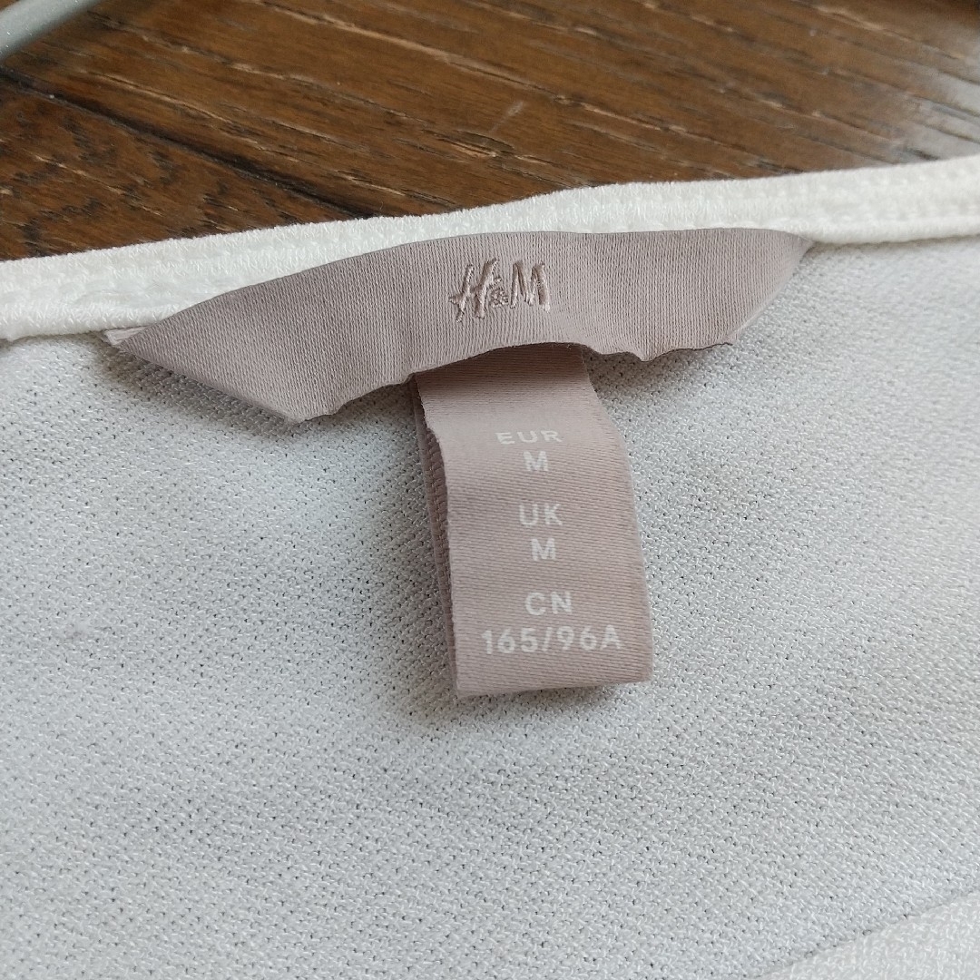 H&M(エイチアンドエム)のH&M カットソー ソフトパフスリーブ ホワイト シンプル 五分袖 白 インナー レディースのトップス(Tシャツ(半袖/袖なし))の商品写真