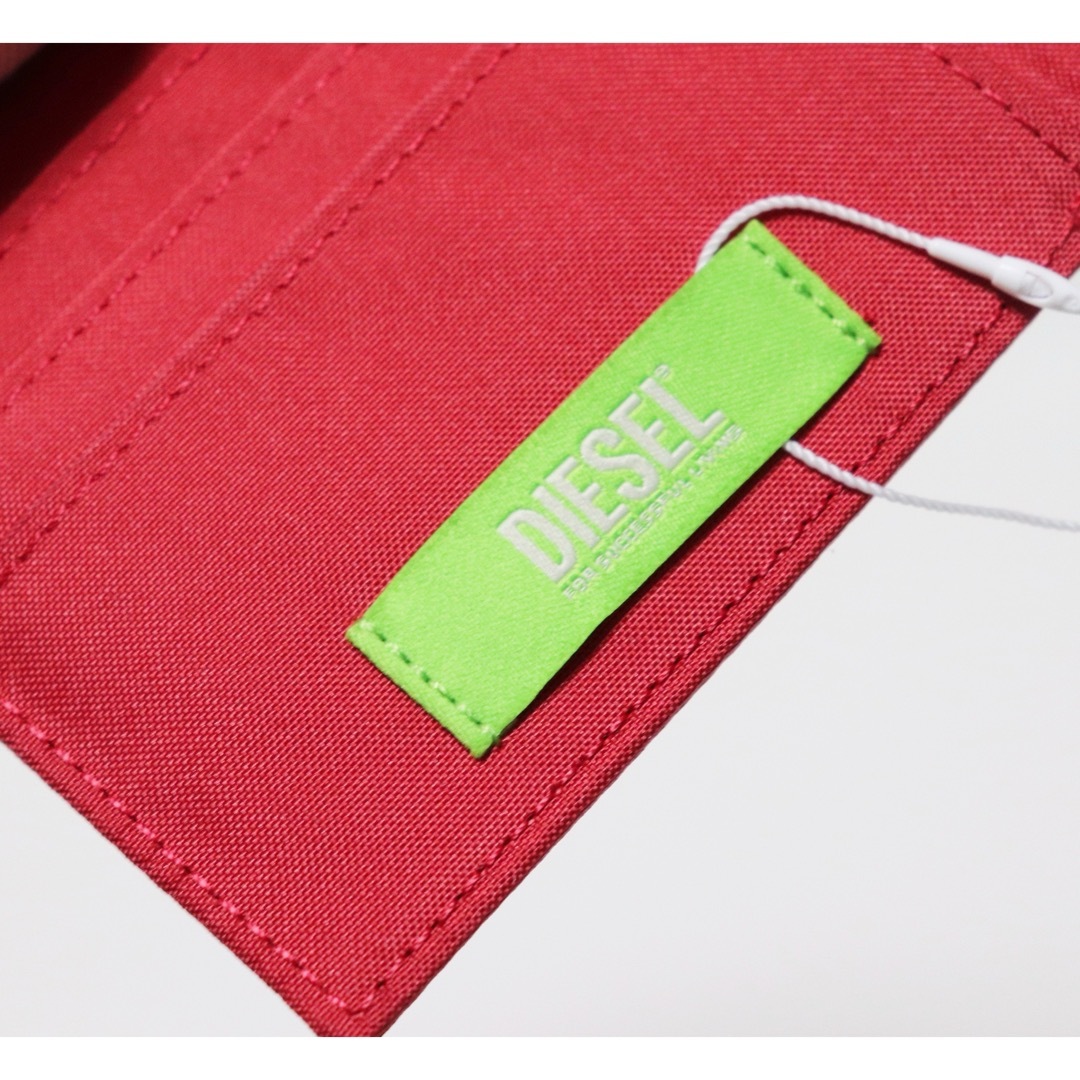 DIESEL(ディーゼル)の《ディーゼル》新品 軽量 レッドDロゴパッチ スタイリッシュな2つ折り財布 メンズのファッション小物(折り財布)の商品写真