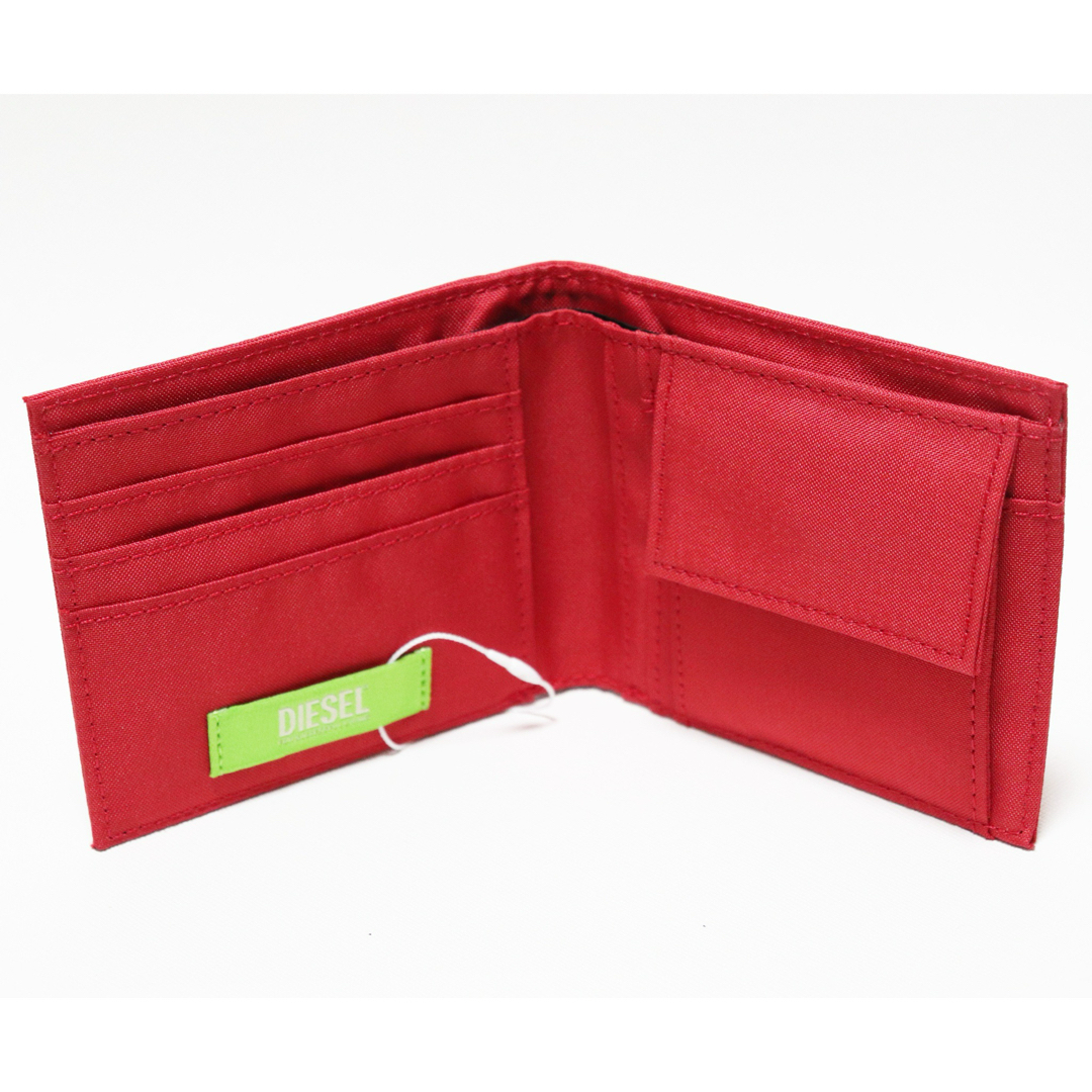 DIESEL(ディーゼル)の《ディーゼル》新品 軽量 レッドDロゴパッチ スタイリッシュな2つ折り財布 メンズのファッション小物(折り財布)の商品写真