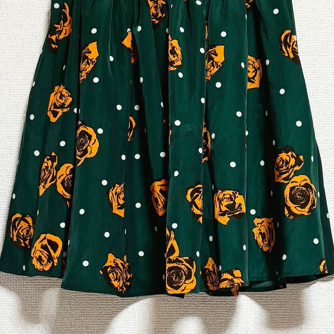 SLY(スライ)のSLY スライ　ミニ　スカート フレア 緑 グリーン　花柄 バラ柄　オレンジ レディースのスカート(ミニスカート)の商品写真