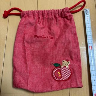 ファミリア(familiar)のfamiliar リアちゃんとりんご柄刺繍の巾着　ポーチ　赤(その他)