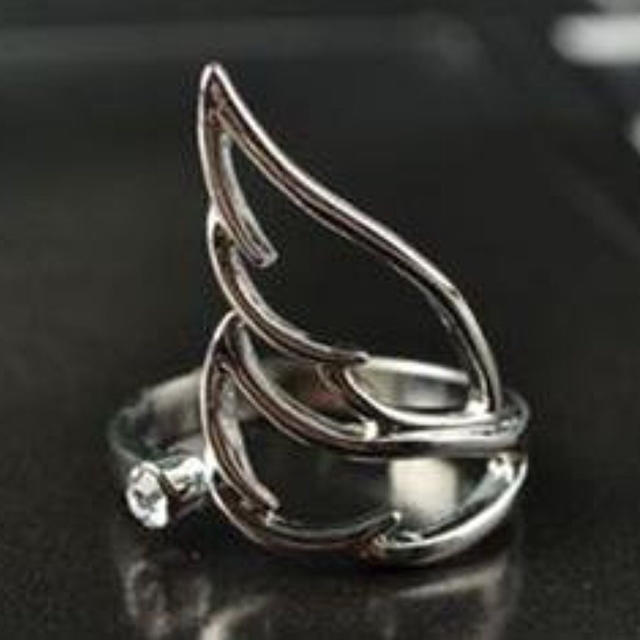 【新品】天使の翼 ファッションリング 指輪  レディースのアクセサリー(リング(指輪))の商品写真