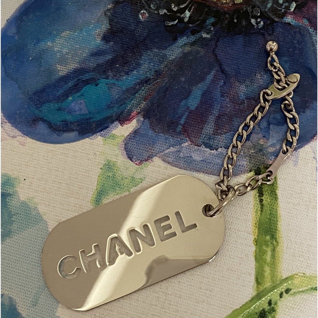 CHANEL(シャネル)のシャネル　ロゴプレート　チャーム　キーホルダー　美品 レディースのアクセサリー(チャーム)の商品写真