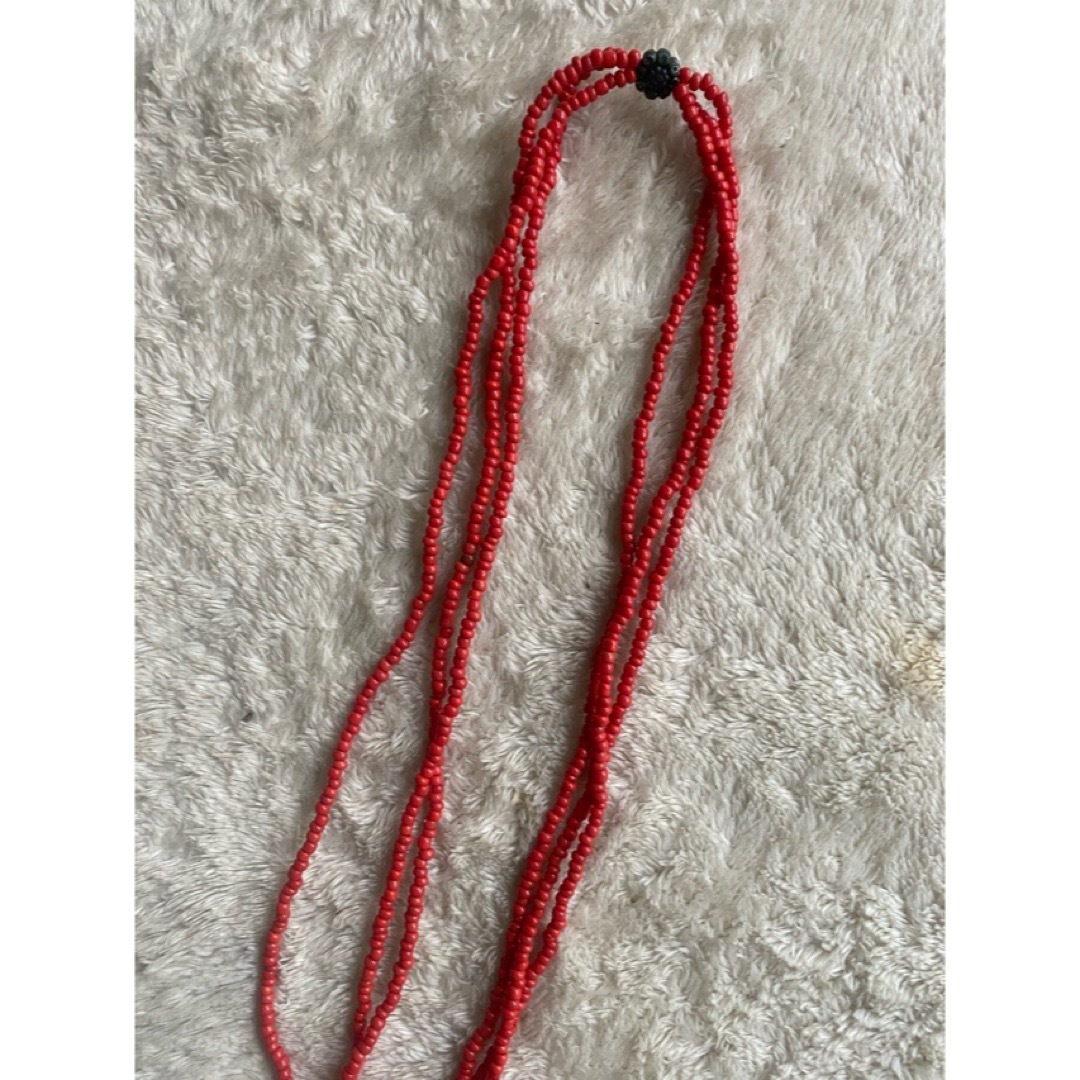 モロッコ購入●モロッコビーズ赤とシルバー色ネックレス●フリンジ レディースのアクセサリー(ネックレス)の商品写真
