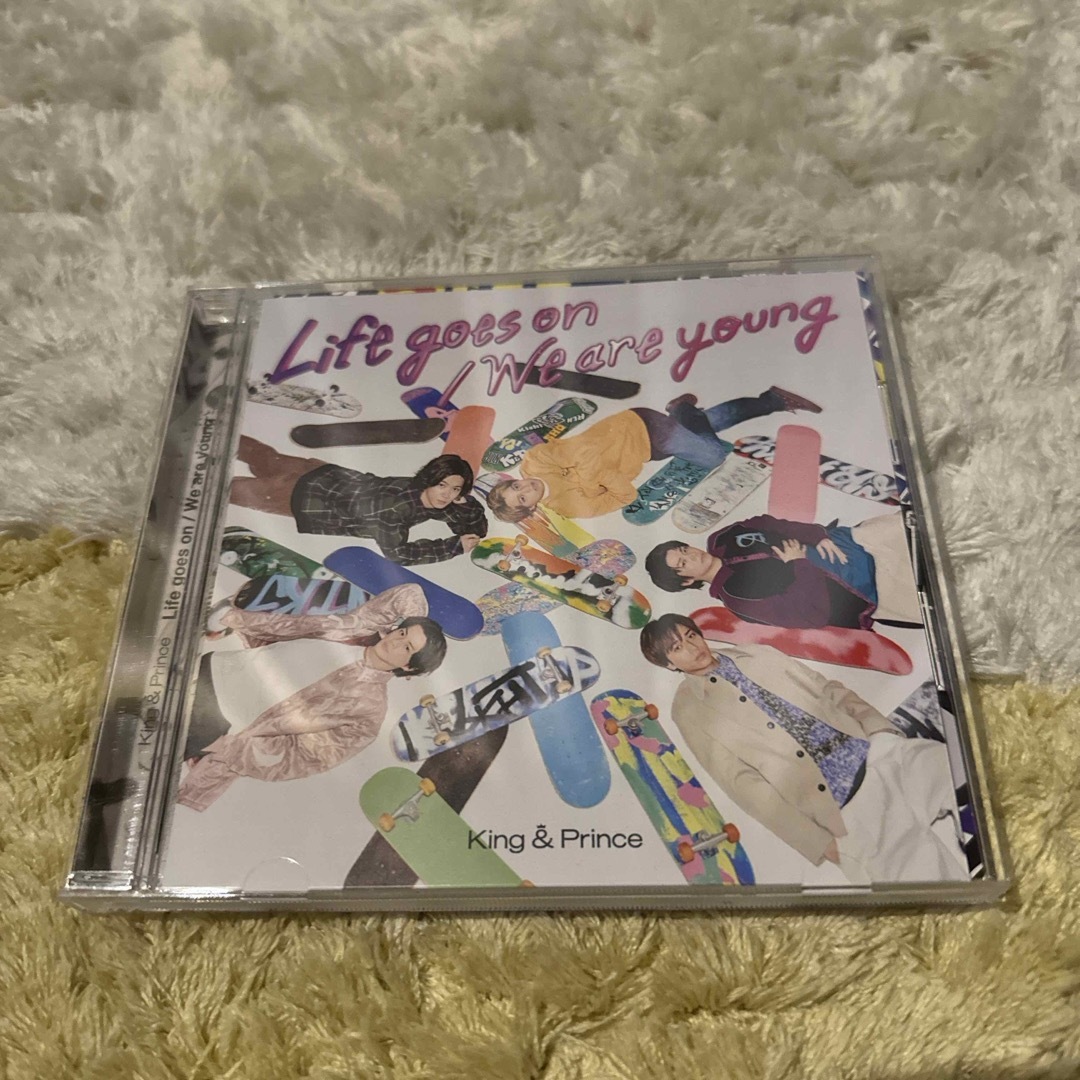 Life　goes　on／We　are　young（通常盤　初回プレス限定） エンタメ/ホビーのCD(ポップス/ロック(邦楽))の商品写真