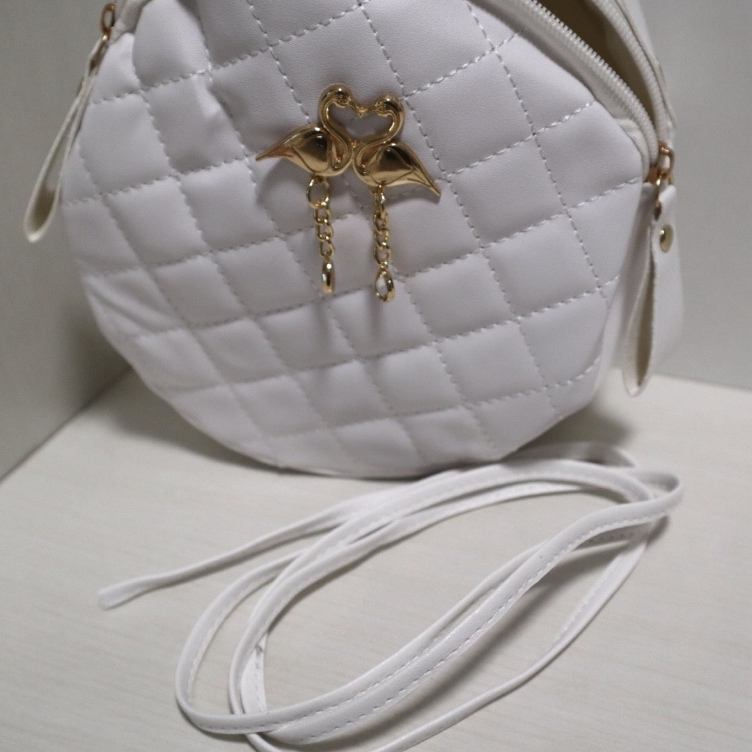 ホワイト バッグ ショルダーバッグ レディース 可愛い 白 新品 レディースのバッグ(ショルダーバッグ)の商品写真