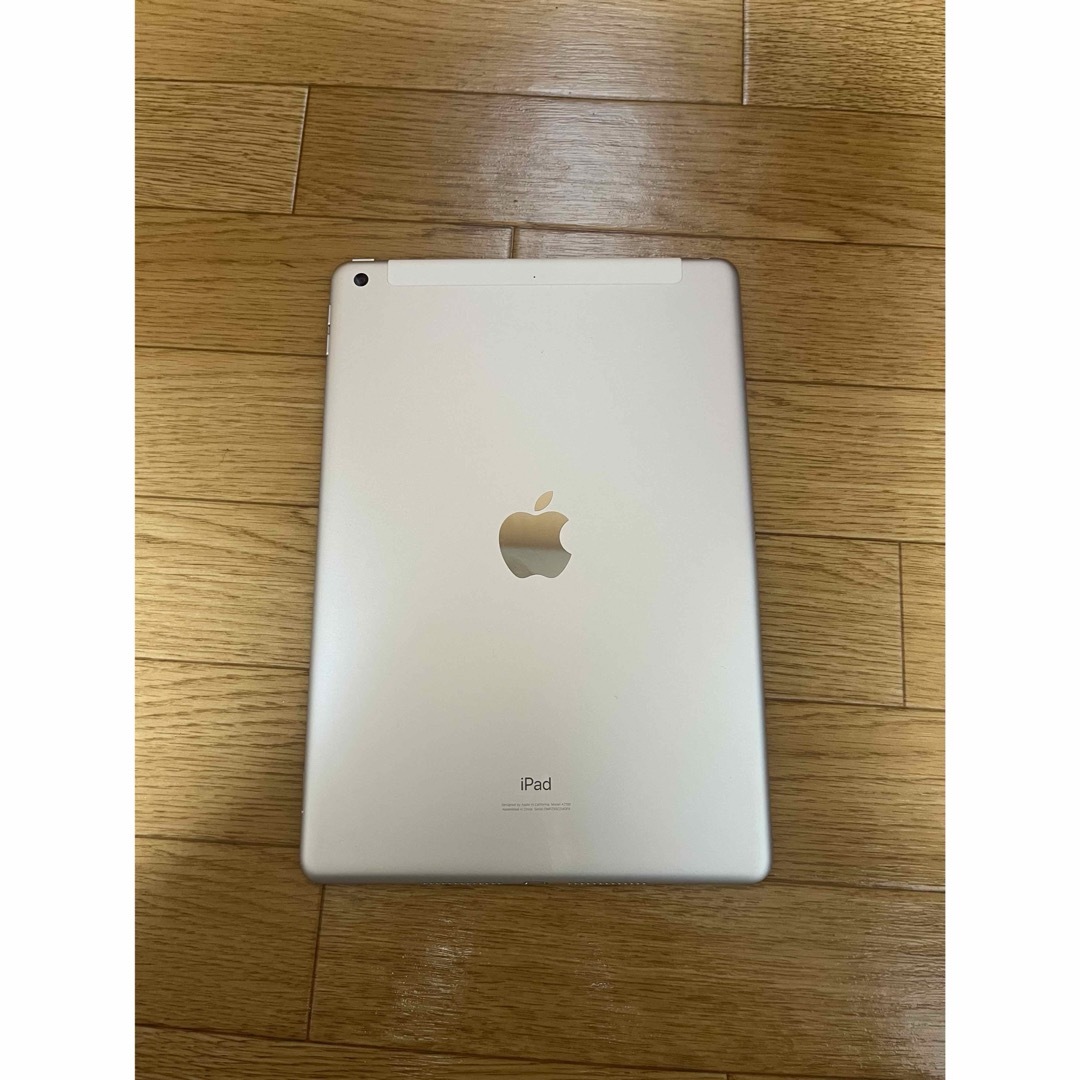 Apple(アップル)のi pad 第7世代　WI-FI cellular 32GB シルバー スマホ/家電/カメラのPC/タブレット(タブレット)の商品写真