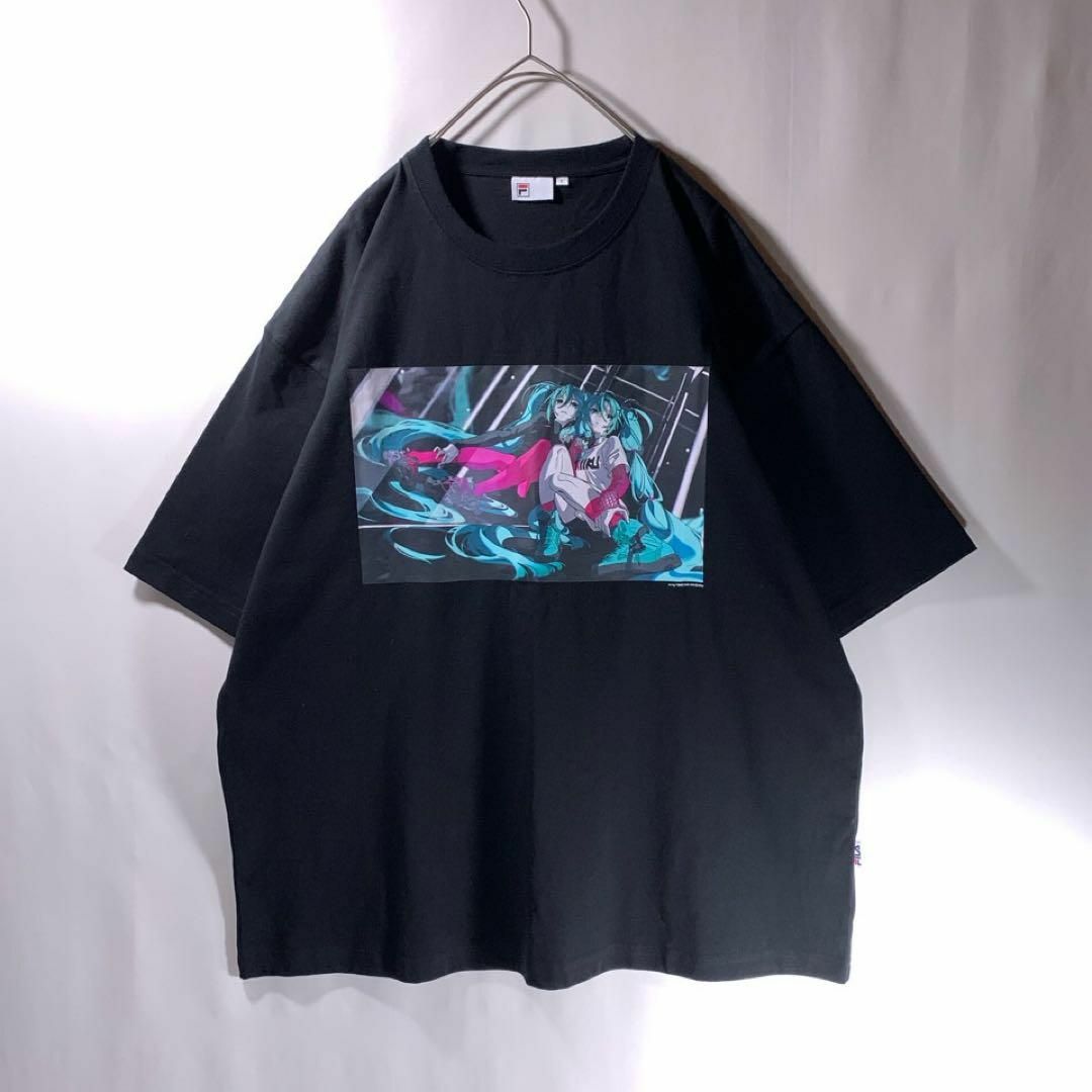 FILA(フィラ)のFILA 初音ミク 米山舞 コラボ アニメ Tシャツ ブラック L メンズのトップス(Tシャツ/カットソー(半袖/袖なし))の商品写真