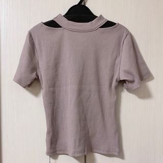 グレイル(GRL)のGRL スリットトップス ピンクグレージュ Mサイズ(Tシャツ/カットソー(半袖/袖なし))