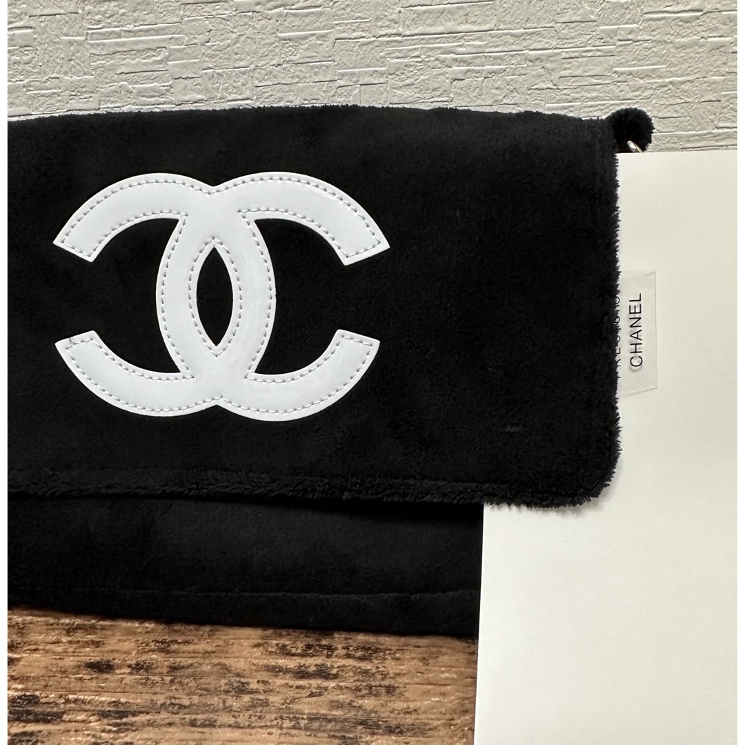 CHANEL(シャネル)の【新品未使用】CHANEL シャネル ショルダーバッグ　ブラック×白ロゴ レディースのバッグ(ショルダーバッグ)の商品写真