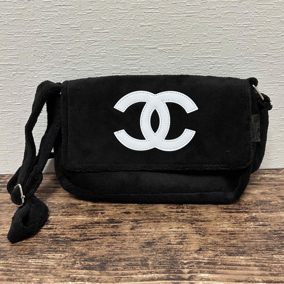 CHANEL(シャネル)の【新品未使用】CHANEL シャネル ショルダーバッグ　ブラック×白ロゴ レディースのバッグ(ショルダーバッグ)の商品写真