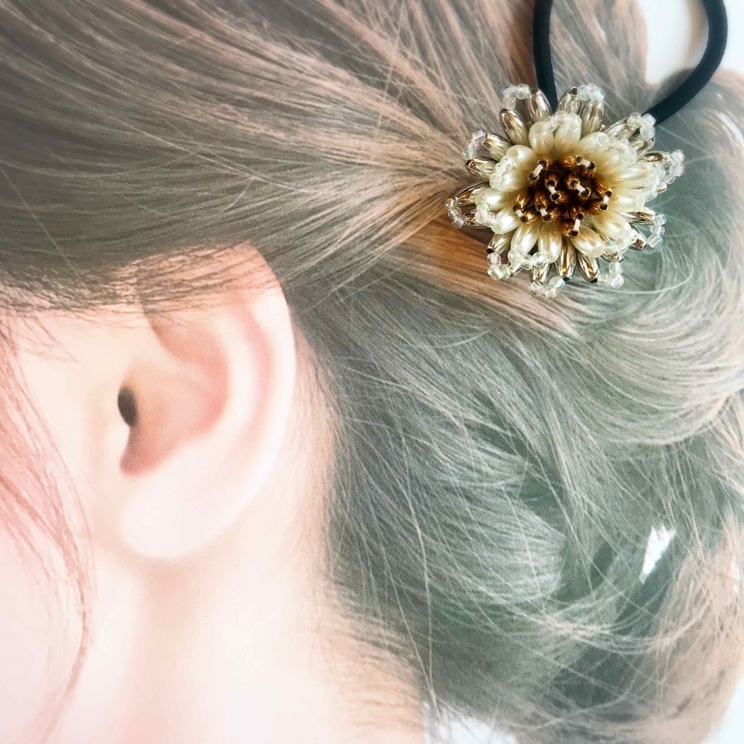 【H02】お花フラワービーズヘアゴム　ハンドメイド　大人可愛いヘアアクセサリー ハンドメイドのアクセサリー(ヘアアクセサリー)の商品写真