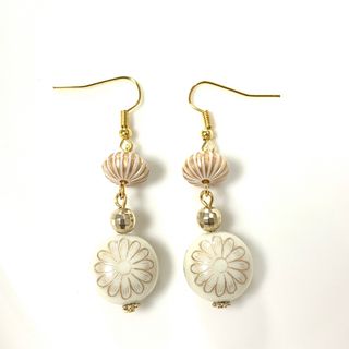 アンティーク風　白　花　ゴールド　ビーズ　ピアス(ピアス)