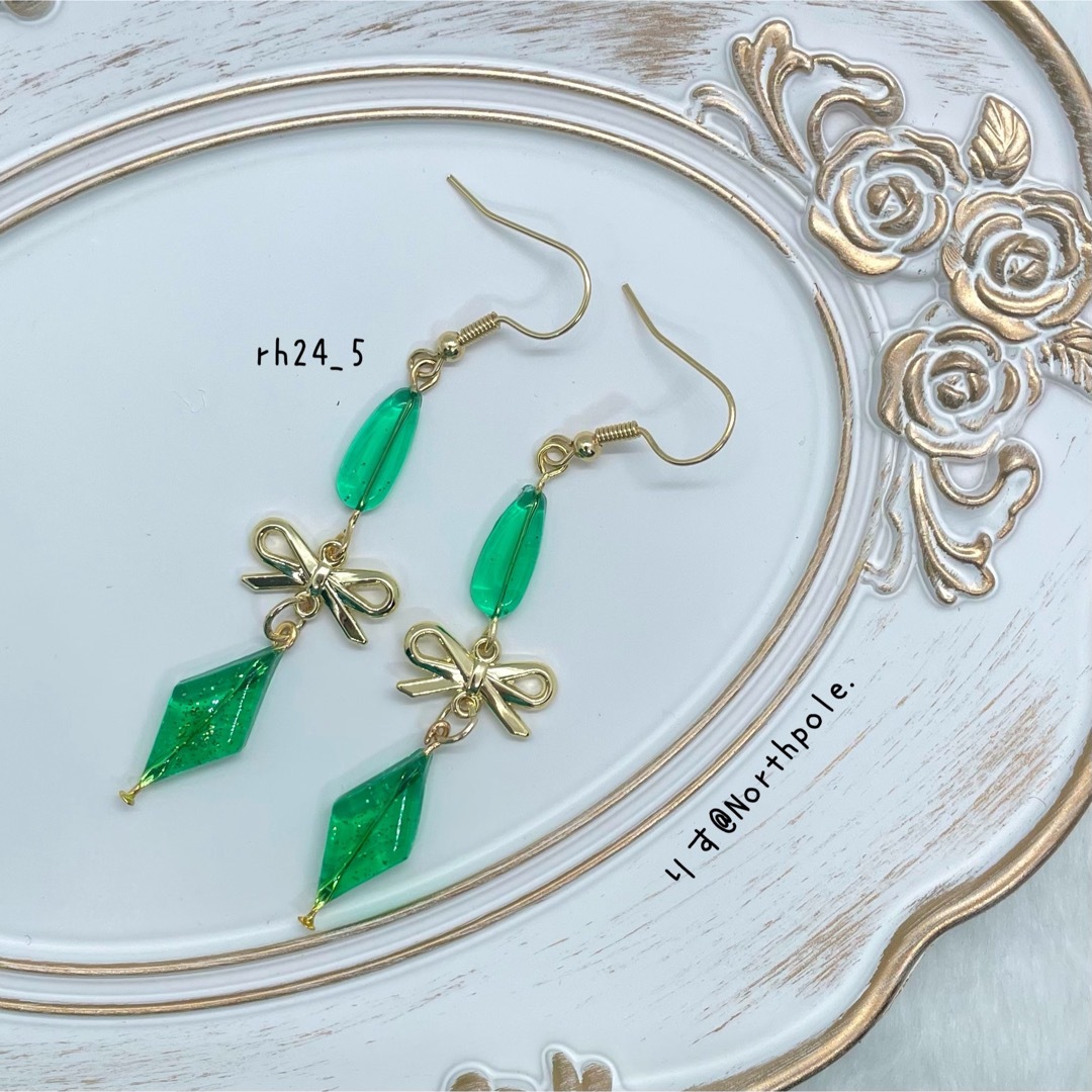 緑 ダイヤ リボンパーツ ハンドメイド ピアス 樹脂 イヤリング ハンドメイドのアクセサリー(ピアス)の商品写真