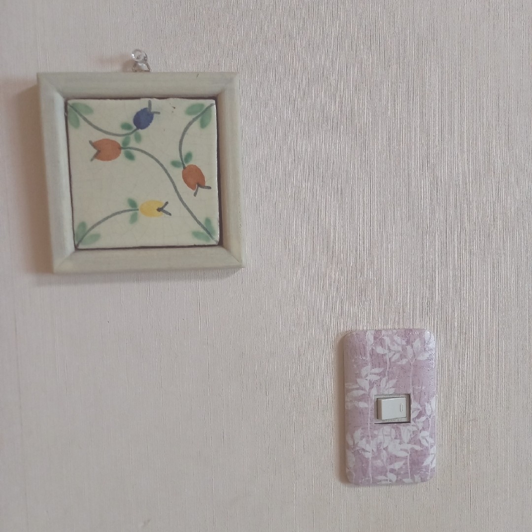 ライラックリーフ3口タイプ　スイッチカバー ハンドメイドのインテリア/家具(インテリア雑貨)の商品写真